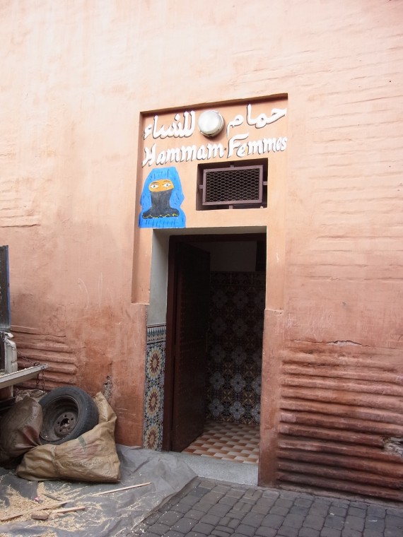 モロッコの地元の女性が通うハンマム入り口