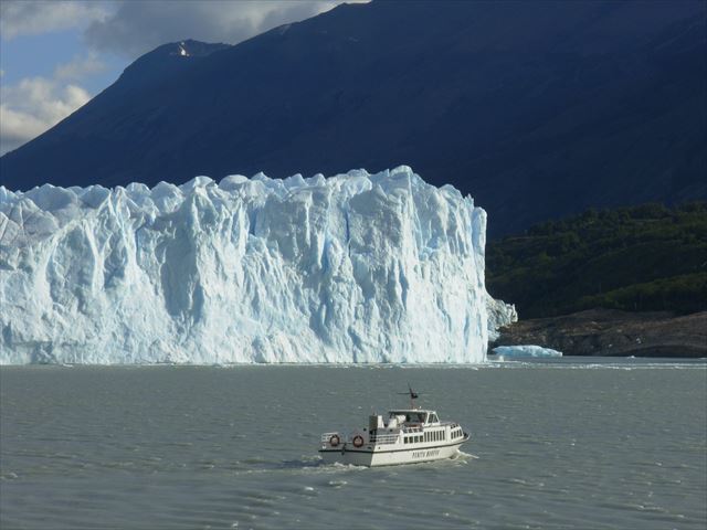 まるで船がおもちゃのよう！氷河の巨大さが良く分かります