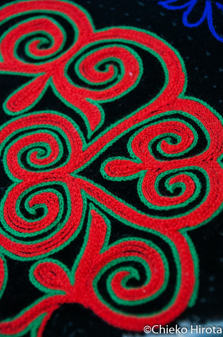 緑の糸で文様を縁取り、赤の糸で文様の内側を埋めるパターンが好まれる