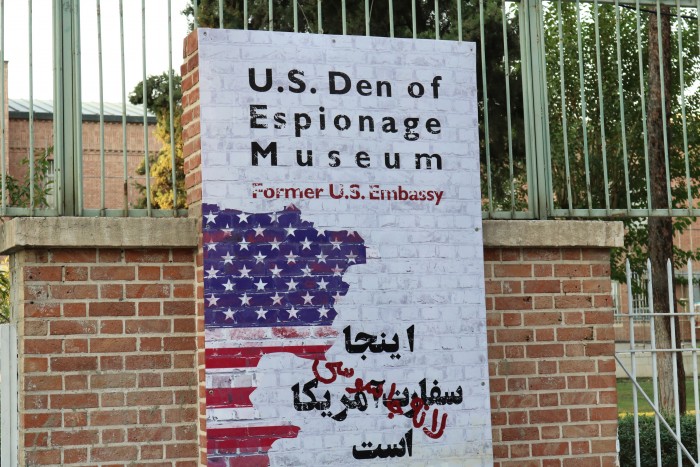 1979年の人質事件の舞台となった旧アメリカ大使館（「スパイの巣窟博物館」と書かれている）