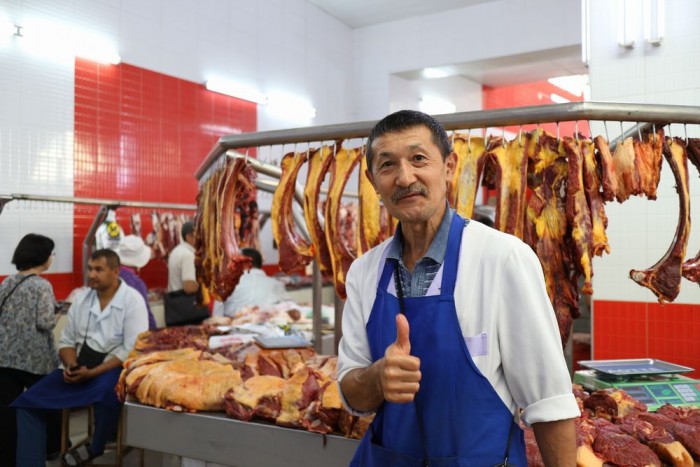 オシュバザール　キルギスのイスラムはゆるく豚肉も売っていました（ビシュケク）