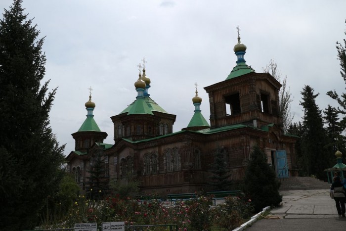 カラコルのロシア正教会　かつてロシアであった名残、近くにイスラム教寺院もあり文明の十字路であったことを思い起こさせます