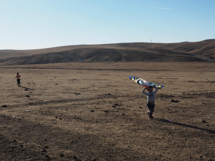 モンゴルの広大な土地で凧揚げ