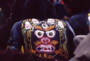 黒塗りの身体に描かれたロンツェン神の目