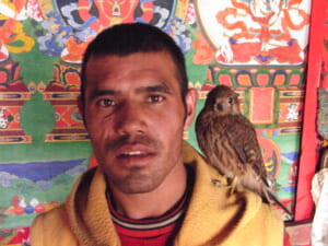 鳥を肩に乗せるツェリン・ワンチュクさん