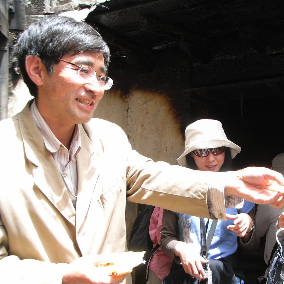焼きたてのパンを配る飯田さん