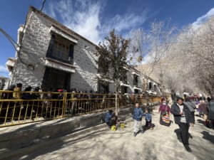 馬頭観音を拝むために並ぶ参拝者