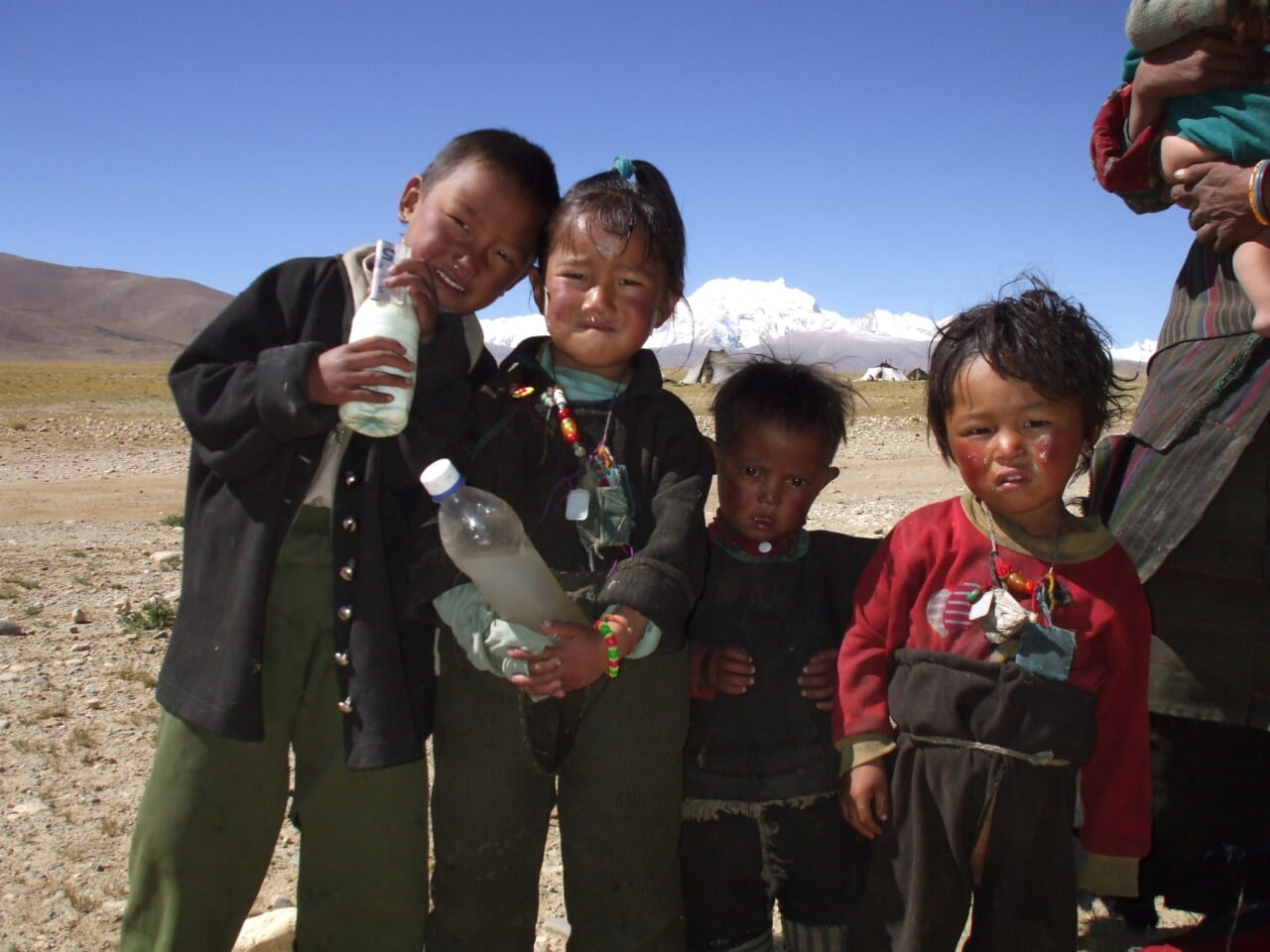 西チベットの入り口 ペクンツォ湖畔の子供たち