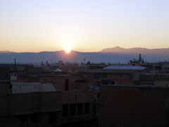 朝日がアトラス山脈を照らしていく