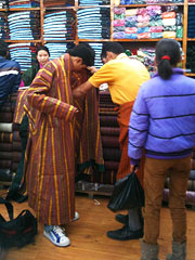 ゴを試着するブータン人親子（2011年）