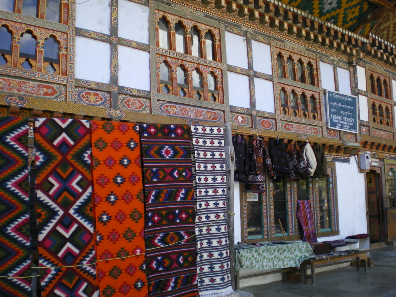 チュメの名産「ヤタ」の織物を売る店