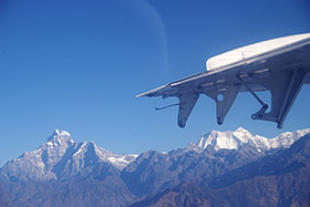 機窓よりガウリサンカール(7,134m)左とメンルンツェ(7,175m)右 機窓よりガウリサンカール(7,134m)左とメンルンツェ(7,175m)右