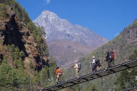 ナムチェバザールへ向かう最後の吊橋と聖山クンビラ（5,761m）