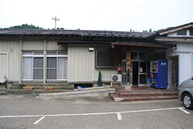 田園地帯に建つ小林温泉