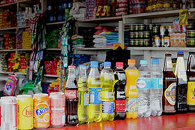 イスランディアの村では、「インカコーラ」やペルー産の商品が並ぶ
