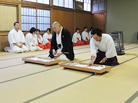 沢山置いてある箸の中から自分と家族の分を選びます