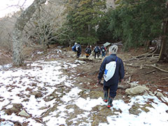 山頂付近にはまだ雪が残ります