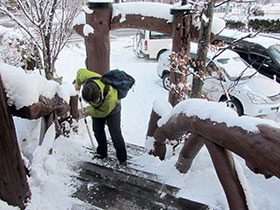 雪かき。我々も率先して動かないと…。 雪かき。我々も率先して動かないと…。