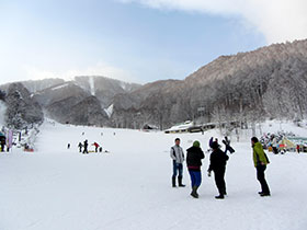 スキー場への送迎。昨年11月にモンゴルにもスキー場はオープンしたが、ザヤーは初めて見るのだ。