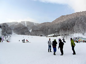 スキー場への送迎。昨年11月にモンゴルにもスキー場はオープンしたが、ザヤーは初めて見るのだ。 スキー場への送迎。昨年11月にモンゴルにもスキー場はオープンしたが、ザヤーは初めて見るのだ。