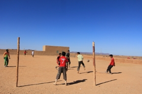 校庭には、サッカーに熱中している子供たちの姿も 校庭には、サッカーに熱中している子供たちの姿も