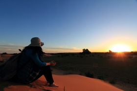 サイト前は一面砂漠で夕陽と朝陽が美しい