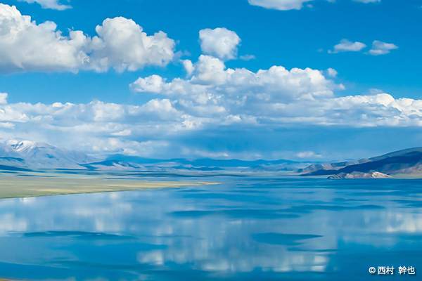 鏡のようなトルボ湖。そこでは天と地が混ざり合う 鏡のようなトルボ湖。そこでは天と地が混ざり合う