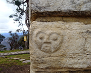 石に彫られた文様 ハート型（？）の顔