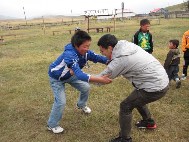 男の子はやはりモンゴル相撲で力比べをしたがる！