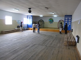 学校の体育館兼村の集会所 学校の体育館兼村の集会所