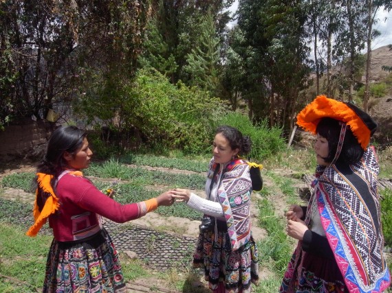 「この草は頭痛に効くんだよ」薬草を教えてくれる村の案内人（左）