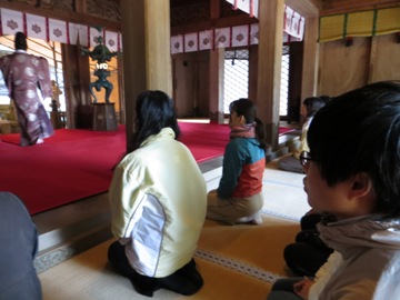 早朝の清々しい空気の中祈祷を受ける