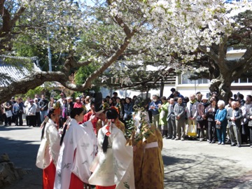 いよいよ本祭が始まります。会場の大広間に集まる参列者