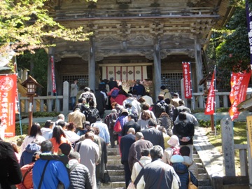 沢山の参列者が拝殿へと上がっていきます