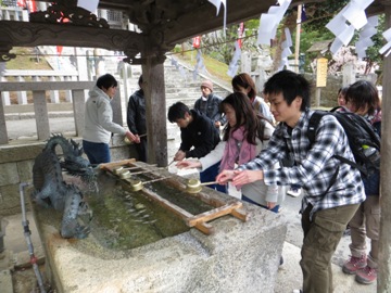 手水舎で参拝前のお清め