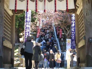 早朝に竹箒で綺麗にした階段を沢山の方が上がっていく喜び