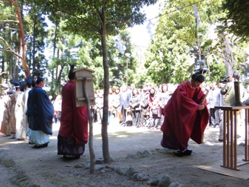 拝殿前にての祈祷儀礼