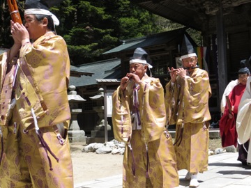 本祭終了。篳篥（ひちりき）・笙（しょう）・龍笛（りゅうてき）を先頭に、拝殿を出る