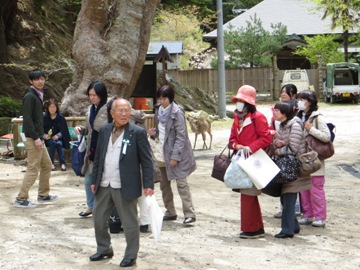 第一待合所で参拝者を誘導する参加者男性（一番左）