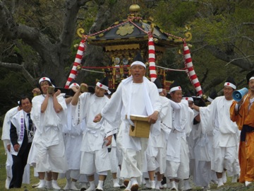 勇ましい担ぎ手の漁師さんたち