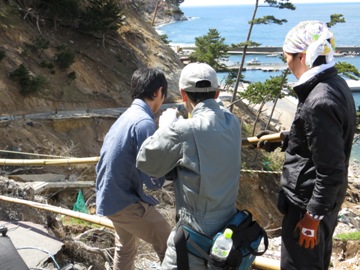 本祭前日に道路の危険箇所に竹で作ったガードレールを設置