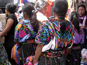 今も伝統が息づくマヤの民族衣装―ウイピル（貫頭衣） | ツアー関連情報 ...