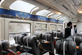 展望列車(ビスタドーム)でマチュピチュへ向かいます 展望列車(ビスタドーム)でマチュピチュへ向かいます
