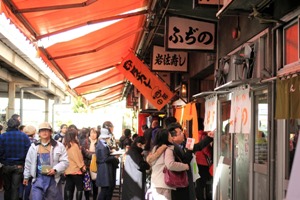 お昼時の場外の有名店は長蛇の列・・・ お昼時の場外の有名店は長蛇の列・・・
