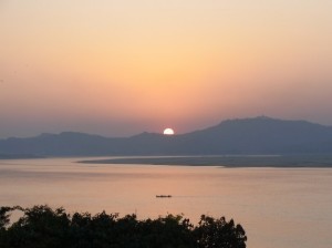 ミャンマー エーヤーワディ川に沈む夕陽