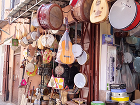 色々吊り下がっている楽器屋さん