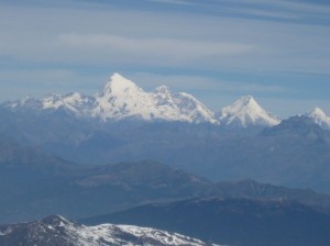 ネパールからの帰路、ドゥルク航空の中から見えたチョモラリ峰