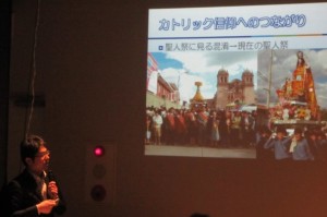 聖人祭に見る「混淆」を語る岡本さん 聖人祭に見る「混淆」を語る岡本さん