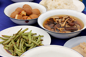 インゲンの和え物にきのこの煮物。シンプルで美味