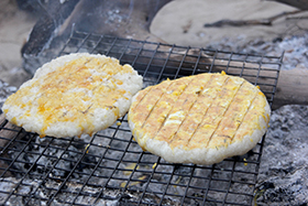 カオニャオの表面に卵を塗って焼く「カオ・チー」